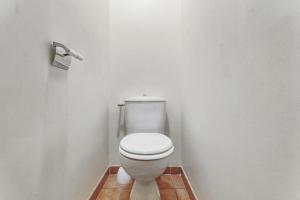 une salle de bain avec des toilettes blanches dans une chambre dans l'établissement Résidence Les Belles Rives - maeva Home - Appartement 2 Pièces 5 Personnes - Confort MAE-5614, à Argentat 17 autres photos