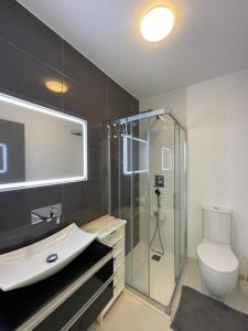 Et badeværelse på Elisa Bay apartment Mil Palmeras