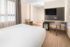 TV a/nebo společenská místnost v ubytování B&B HOTEL Cartagena Cartagonova