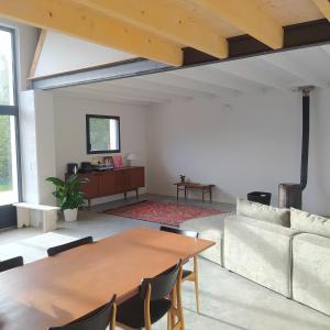 uma sala de estar com uma mesa e um sofá em Chambre d'hotes du grand st-Marc proche Via Rhona em Sorgues