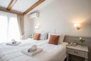 Postel nebo postele na pokoji v ubytování Parnassos Delphi Hotel