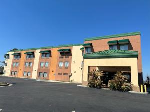 ein leerer Parkplatz vor einem Gebäude in der Unterkunft Quality Inn & Suites in Hattiesburg