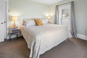 een slaapkamer met een groot bed en een raam bij Pioneer Vacation Rentals - Pioneer North Suite downtown Ashland in Ashland