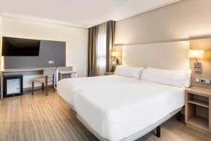 Postel nebo postele na pokoji v ubytování B&B HOTEL Cartagena Cartagonova