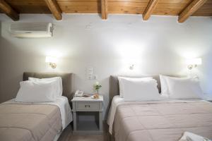 Postel nebo postele na pokoji v ubytování Parnassos Delphi Hotel