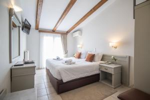 Postel nebo postele na pokoji v ubytování Parnassos Delphi Hotel