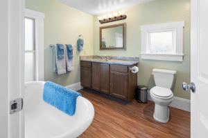 een badkamer met een toilet, een wastafel en een spiegel bij Pioneer Vacation Rentals - Pioneer North Suite downtown Ashland in Ashland