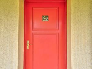 een rode deur met een bord erop bij La résidence du Lac - maeva Home - Appartement 2 Pièces 5 Personnes - Sél 294 in Monflanquin