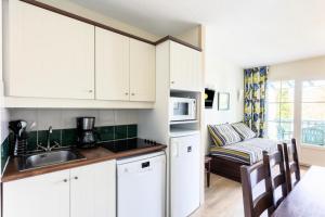 Η κουζίνα ή μικρή κουζίνα στο Résidence Les Belles Rives - maeva Home - Appartement 2 pièces 7 personnes - Confort MAE-2224