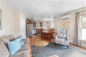 een woonkamer met een bank en een tafel bij Pioneer Vacation Rentals - Pioneer North Suite downtown Ashland in Ashland