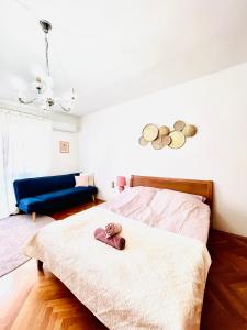 Un dormitorio con una cama con una toalla. en Serendipity 3, en Pécs