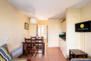 une cuisine et une salle à manger avec une table et des chaises dans l'établissement Résidence Les Belles Rives - maeva Home - Appartement 2 pièces 5 personnes - Confort MAE-4334, à Argentat