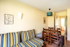 un salon avec un canapé et une table dans l'établissement Résidence Les Belles Rives - maeva Home - Appartement 2 pièces 5 personnes - Confort MAE-4384, à Argentat