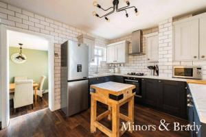 A kitchen or kitchenette at Modern terrace with large garden & standalone bar