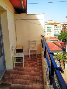 - un balcon avec deux chaises au-dessus d'un bâtiment dans l'établissement Quiet room in Alicante SmartTV, à Alicante