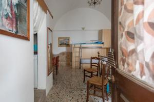 um corredor com um quarto com uma mesa e cadeiras em Appartamento Corte Delle Rondini em Taviano