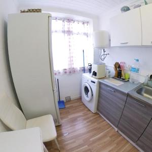 une petite cuisine avec un lave-linge et un sèche-linge. dans l'établissement Quiet room in Alicante SmartTV, à Alicante