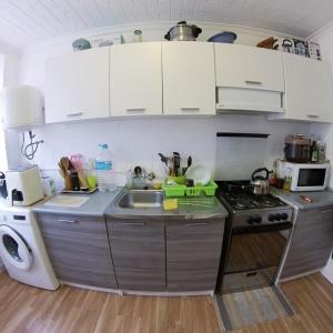 阿利坎特的住宿－Quiet room in Alicante SmartTV，一间带水槽和炉灶的小厨房