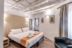 Habitación de hotel con cama y silla en Magenta Collection Cancello, en Roma