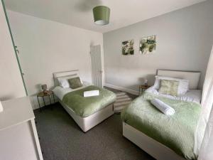 - une chambre avec 2 lits dans l'établissement Large 3 Bed House - Awsworth - J26 M1 - Ideal for Contractors or Families - Sleeps - 6, 