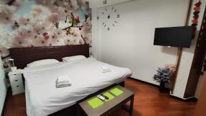 ein Schlafzimmer mit einem Bett mit einer Blumenwand in der Unterkunft Terrasa de Mercado Central in Valencia + 23 Fotos