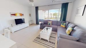 sala de estar con sofá y TV en Casa Bonito M-Murcia Holiday Rentals Property, en Roldán