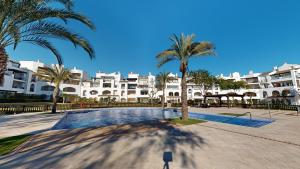 una piscina con palmeras frente a los edificios en Casa Bonito M-Murcia Holiday Rentals Property, en Roldán