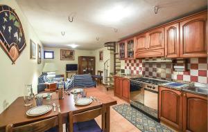 cocina con armarios de madera, mesa y sofá en Nice Home In Davoli With Kitchen, en Davoli