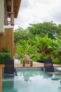 琵琶的住宿－Villa Meraki，度假村内的两把椅子和一个游泳池