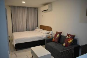 Cama o camas de una habitación en Alojamiento frente al aeropuerto