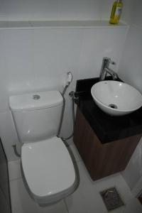 a bathroom with a white toilet and a sink at Alojamiento frente al aeropuerto in Asunción