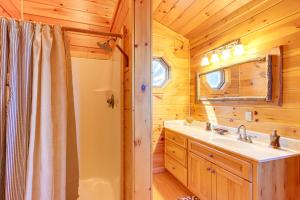 Ένα μπάνιο στο Gorgeous Blue Ridge Mountain Retreat Deck and View! +24 φωτογραφίες
