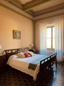Schlafzimmer mit einem Bett und einem Fenster in der Unterkunft Palazzo Lucangeli in Porto Recanati