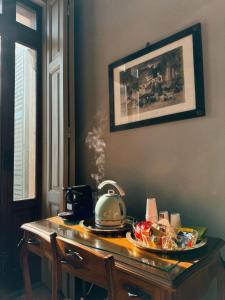 einen Tisch mit einem Wasserkocher darüber in der Unterkunft Palazzo Lucangeli in Porto Recanati