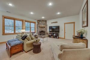 uma sala de estar com um sofá e uma lareira em Spacious Cabin 4 Mi to Snowshoe Mountain Resort! 