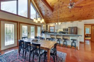 cocina grande con mesa de madera y sillas en Spacious Cabin 4 Mi to Snowshoe Mountain Resort!, 