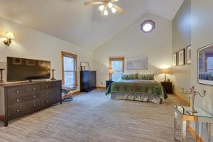1 dormitorio con 1 cama y TV de pantalla plana en Spacious Cabin 4 Mi to Snowshoe Mountain Resort!, 