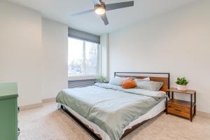 1 dormitorio con 1 cama con ventilador y ventana en Modern Townhome with Rooftop Deck - Near City Park!, en Denver
