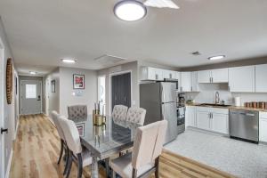 uma cozinha e sala de jantar com mesa e cadeiras em Modern and Stylish Olathe Home in Prime Location em Olathe