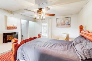 - une chambre avec un lit et un ventilateur de plafond dans l'établissement Jasper Cabin with Fire Pit, Grill and Mountain Views!, à Jasper
