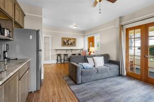 Кухня или мини-кухня в Pioneer Vacation Rentals - Pioneer South downtown Ashland
 +14 фотографий