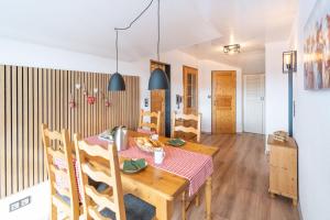eine Küche und ein Esszimmer mit einem Tisch und Stühlen in der Unterkunft Burg-Berg-Blick in Burgberg