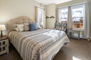 Кровать или кровати в номере Pioneer Vacation Rentals - Pioneer South downtown Ashland