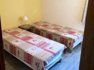 2 camas en una habitación con mesa en Résidence Hameau De Balestas Mp - 3 Pièces pour 6 Personnes 454, en Germ