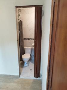łazienka z toaletą w pokoju w obiekcie 1 Cuarto independiente individual w mieście Ambato