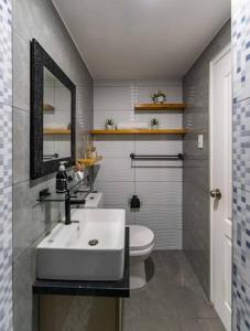 Ένα μπάνιο στο A2J Luxury 2BR Near Il Corso & SM Seaside Cebu