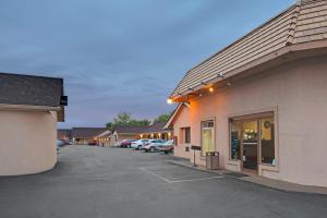 ein Parkplatz vor einem Gebäude mit geparkt in der Unterkunft Knights Inn of Pine Brook in Pine Brook