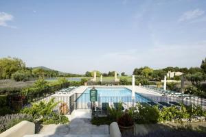 una piscina en un complejo con sillas en Hôtel du Golf de Pont Royal - maeva Home - Appartement 2 pièces 4 personne 874, en Mallemort