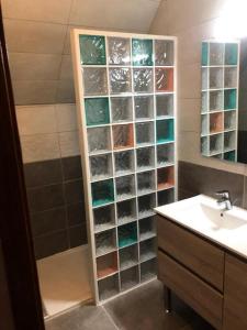 a bathroom with a sink and a wall of colored paint at Résidence Hameau De Balestas Mp - 3 Pièces pour 6 Personnes 554 in Germ