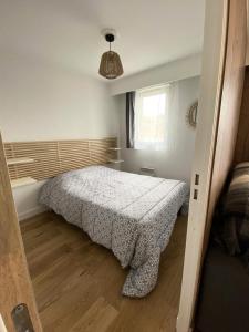 Llit o llits en una habitació de Résidence Hauts De Peyragudes Mp - 2 Pièces pour 6 Personnes 584